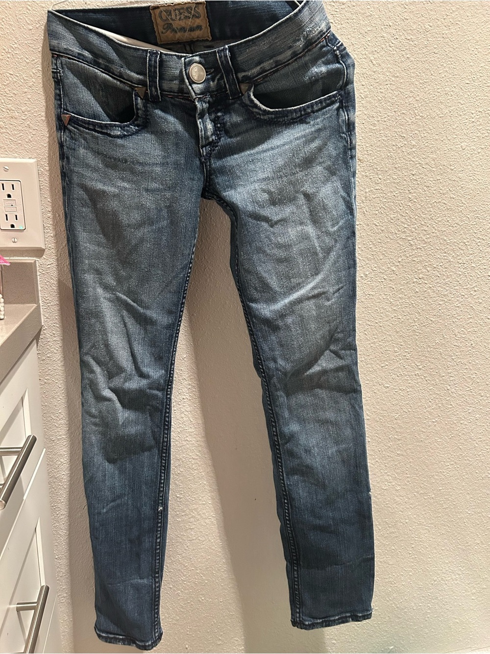 Vintage Guess Women's Faded Blue Skinny Jeans